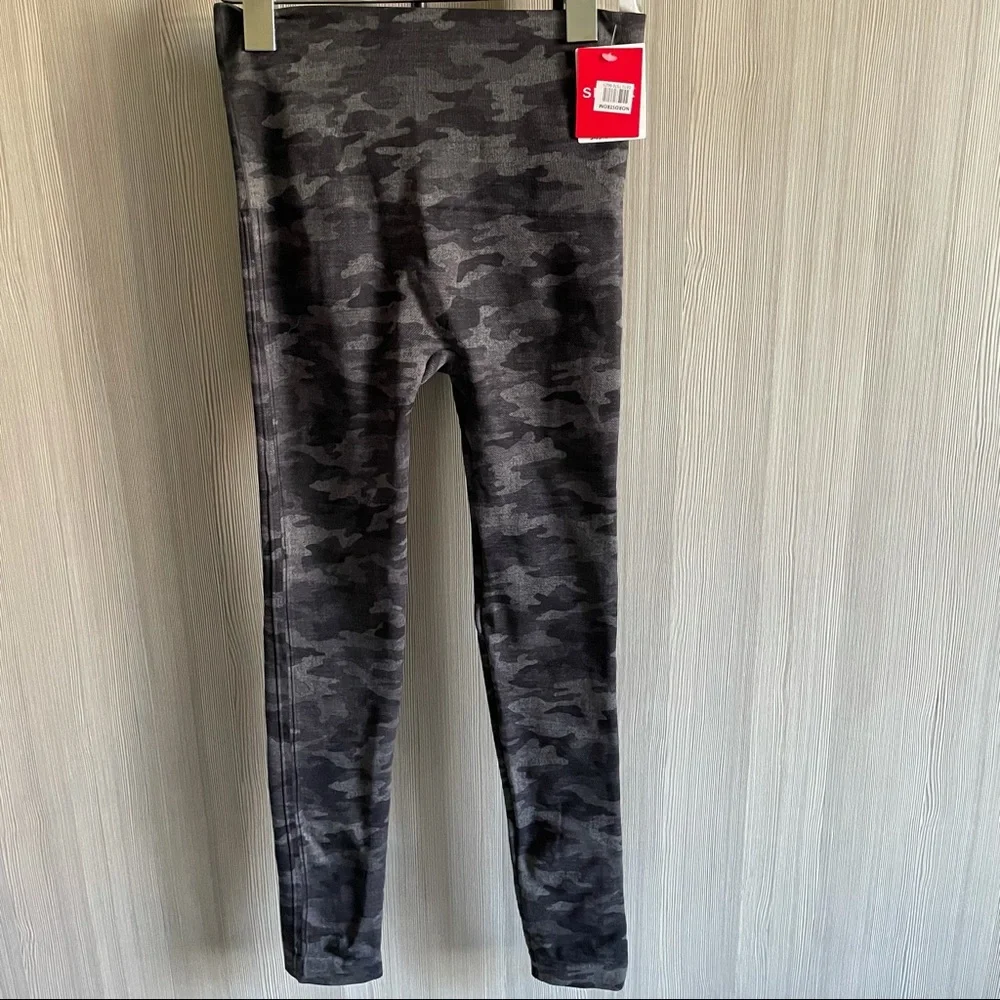 NWT SPANX Look at Me Now Seamless Camo Leggings Size: small (2-4)